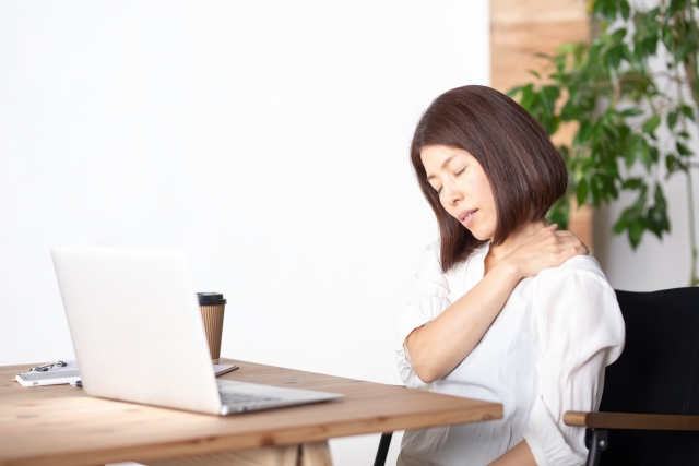肩こりの辛い症状で仕事に支障が出て悩む女性